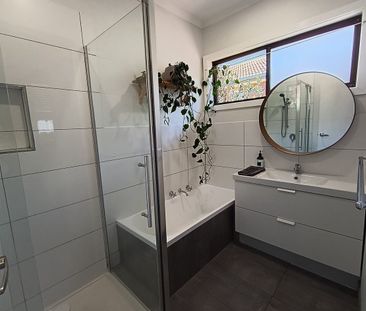 Charming 2-Bedroom Unit with Courtyard & Garage in Prime Preston Lo... - Photo 5