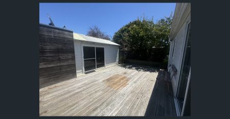 FURNISHED & RENOVATED 3 BEDROOM HOME IN PRIME POSITION - Photo 5