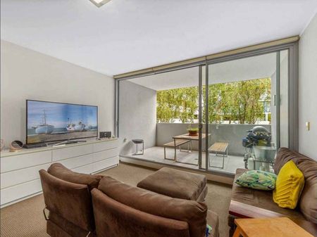 DELIGHTFUL ONE BEDROOM APARTMENT IN 'WAREHOUSE 5' - Photo 2