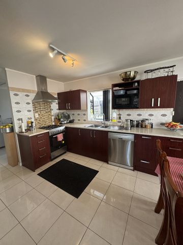 Looking for a home with great street appeal? - Photo 2