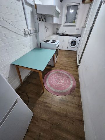 3 Bed Flat, Vicarage Lane, E15 - Photo 2