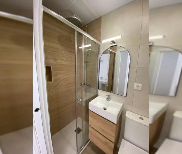 Room in a shared 9-bedroom apartment for rent in Sol - Foto 2