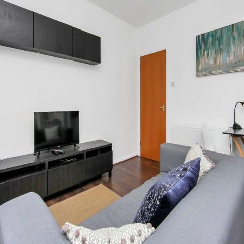 Includes concierge, pool, gym & water rates - Photo 1