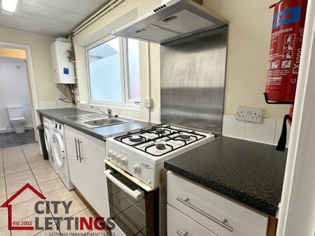 4 Bedroom Mid Terraced House - Photo 3