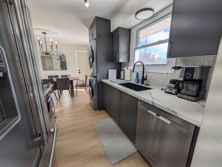 Beautiful 3 Bedroom Main Unit in Niagara Falls! - Photo 2