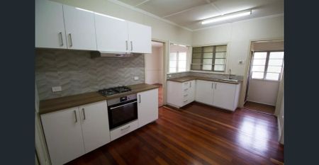 Spacious & Bright Family Home in the Heart of Holland Park - Photo 4