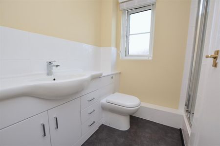 Lowry Crescent, Mitcham, CR4 - Photo 3