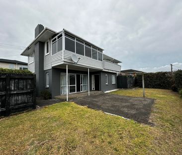 ENORMOUS FAMILY HOME IN TE ATATU - Photo 4