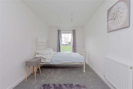 A stunning ground floor furnished two bedroom garden flat in a modern new development, with a private parking space. - Photo 4