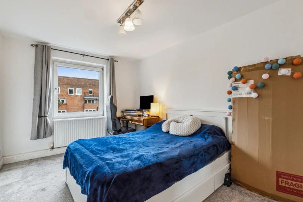 2 bedroom maisonette in London - Photo 1