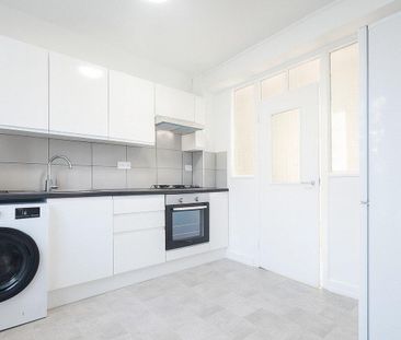 3 bedroom flat to rent - Photo 4