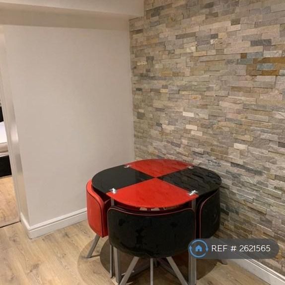 1 bedroom in a flat share to rent - Photo 1