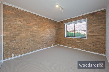“Stylishly Updated Top-Floor Apartment in the Heart of Kew” - Photo 2