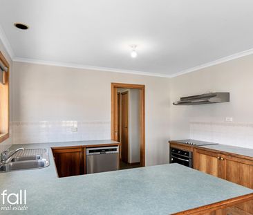 Spacious Townhouse, Central Location - Photo 5