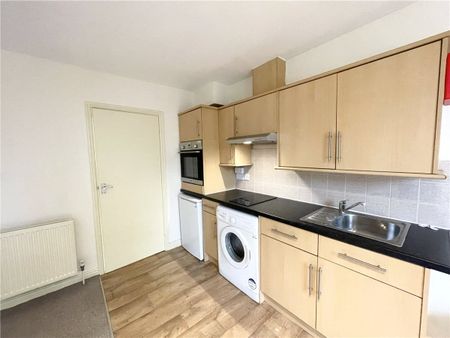 A studio flat in the heart of Summertown. The property is situated just to the north of the main shops and bus stop to the city centre. Suitable for a single occupant only. - Photo 3