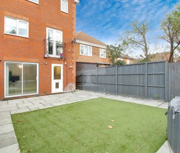 4 bedroom end of terrace house to rent - Photo 1