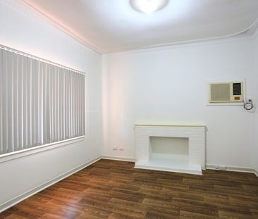 Classic 40s home, short walk to shops or bus stop - Photo 4