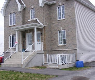 Crabtree, Triplex, 4 1/2, demi sous-sol, 1075 $ disponible à partir... - Photo 2