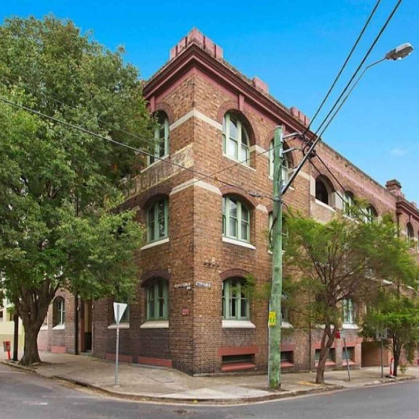 SPACIOUS 1 BEDROOM APARTMENT WITH SECURE PARKING - Photo 1