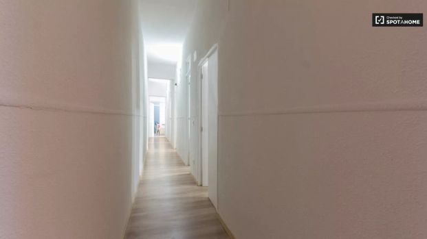 Room in a shared 8-bedroom apartment for rent in Palacio, perfect for professionals and students - Foto 1