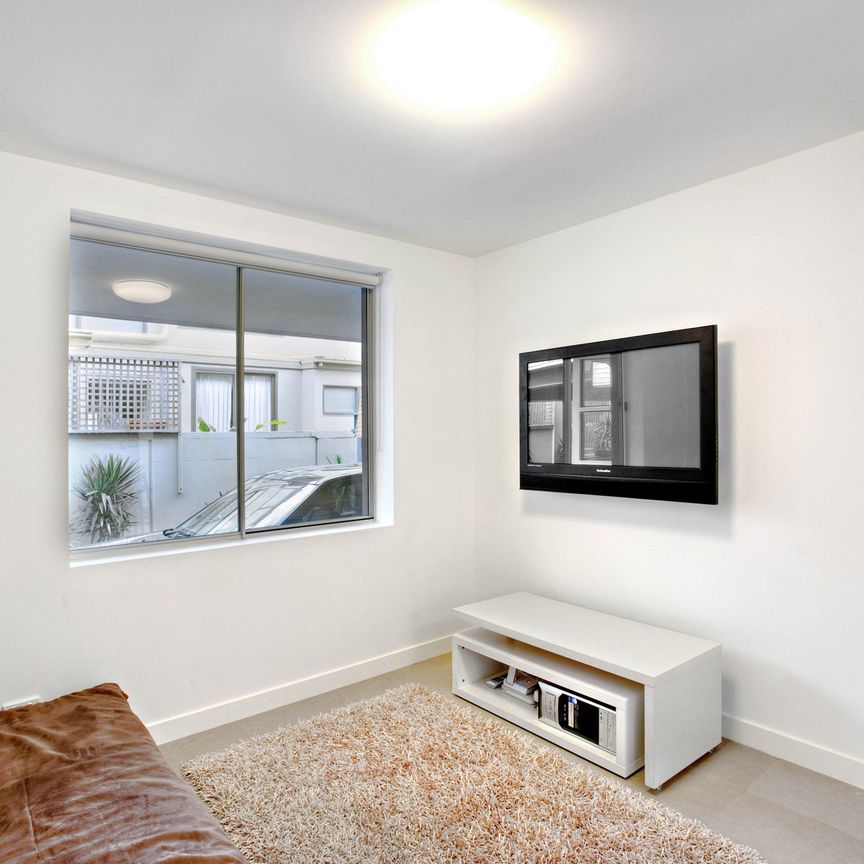 MODERN APARTMENT WITH COURTYARD - Photo 1