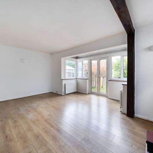 Clock House Mead, Oxshott, Leatherhead, Surrey, KT22 - Photo 1