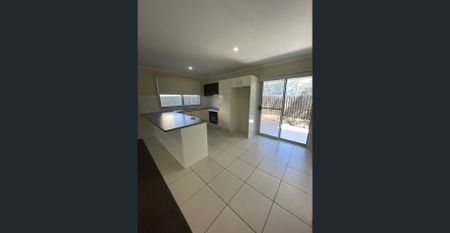 SPACIOUS FURNISHED 3 BEDROOM TOWNHOUSE WITH POOL IN COMPLEX! - Photo 4