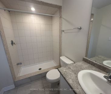 Townhouse For Lease | X8130120 - Photo 1