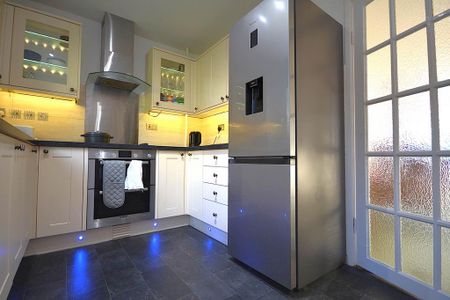 1 bedroom in a flat share to rent - Photo 5