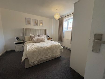 3 bed Town House - To Let - Photo 3