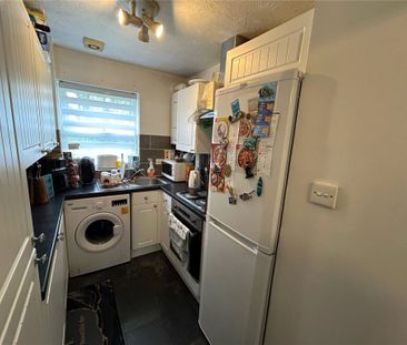 2 Bedroom Flat / Apartment - Lower Northam Road, Hedge End - Photo 3