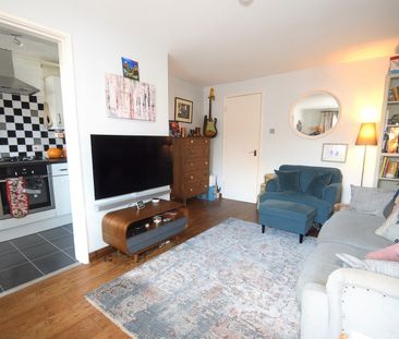 3 Bed Maisonette, Brangwyn Crescent, SW19 - Photo 2