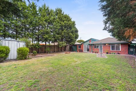 Family Home in Unbeatable Location! - Photo 2