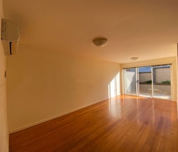 Charming Two-Bedroom Apartment in Prime Location! - Photo 3