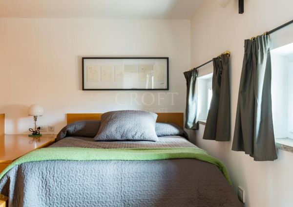 A Charming Penthouse with a Balcony in the Heart of Rome. In Residence with consierge, A/C , WIFI.Rif. #1946