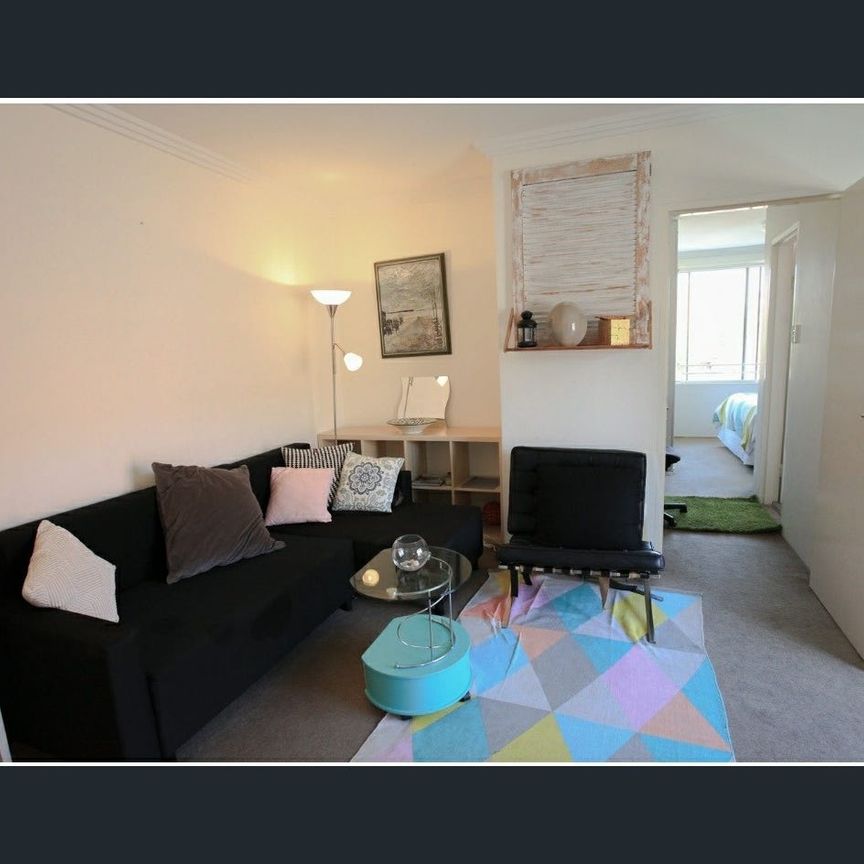 Sun-filled and north facing top floor apartment - Photo 1