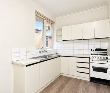 Top-Floor Comfort Moments from Bridge Road - Photo 1