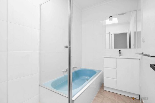 RENOVATED | BRIGHT & SPACIOUS | GREAT LOCATION - Photo 1