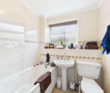 Pinewood Park, Farnborough, Berkshire, GU14 - Photo 6