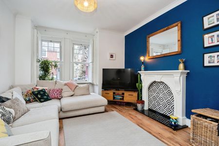 4 Bed Terraced House, Ridgdale Street, E3 - Photo 2
