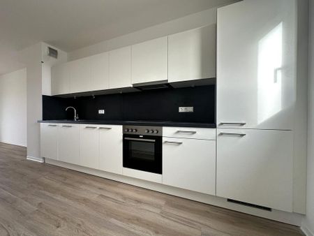 Neubau! Stilvolle 2-Zimmer-Penthousewohnung mit Terrasse & Einbauküche im Zentrum-Ost - Photo 3