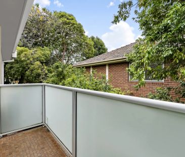 Stylish & Spacious Glen Iris Retreat - Photo 3
