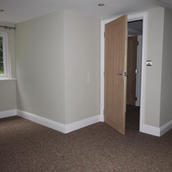 5 bedroom bungalow to rent - Photo 1