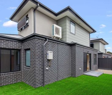 STUNNING TOWNHOUSE - Photo 5