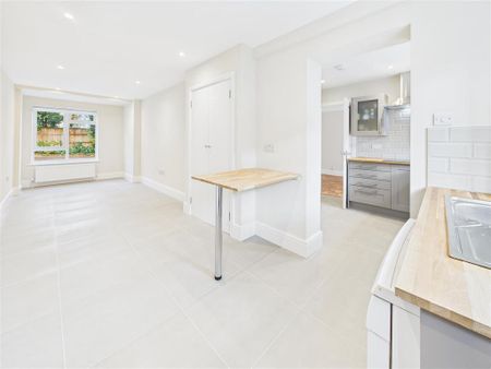 4 bedroom semi-detached house to rent - Photo 4