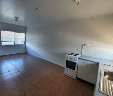 Neat 1 bedroom unit - Photo 3