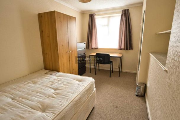 3 bedroom end of terrace house to rent - Photo 1