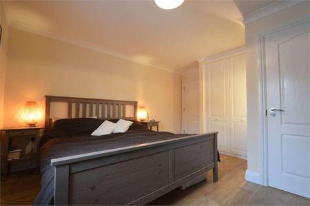 Hanbury Square, Petersfield, Hampshire, GU31 - Photo 3