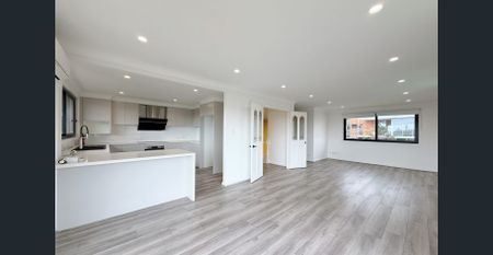 Grand Family Home with Breathtaking Views & Timberfloor throughout & Private garden and pool - Photo 3