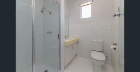 Spacious living - Photo 5